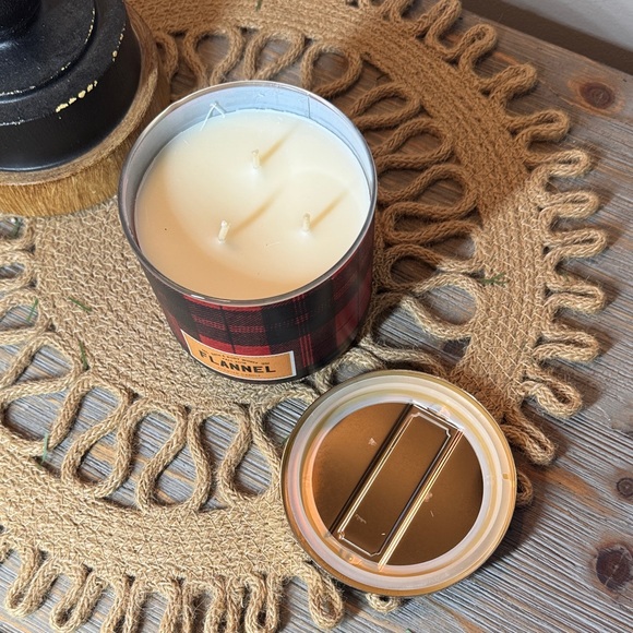 Bath & Body Works Flannel Candle - Red and Black Plaid - Picture 2 of 3